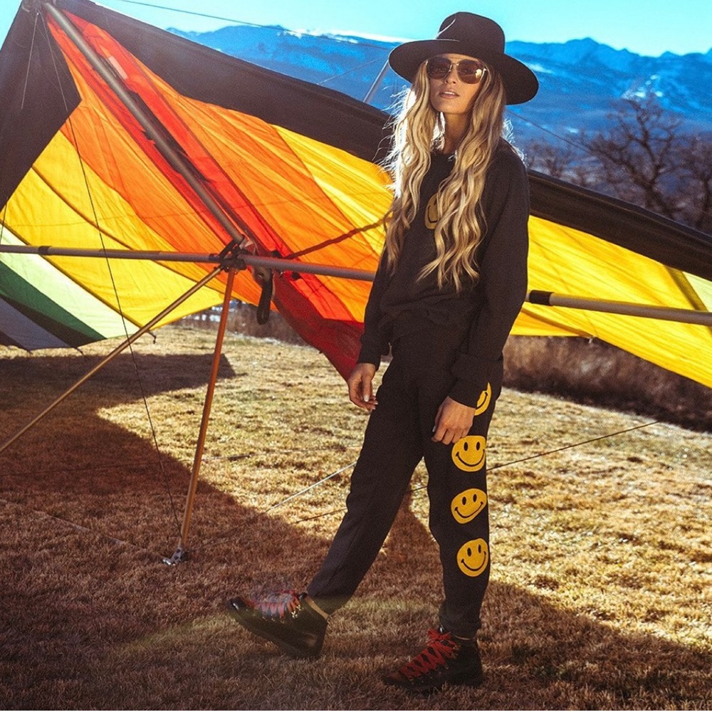 NWOT AVIATOR NATION SMILEY 2 LIGHT WEIGHT SWEATPANTS - BLACK